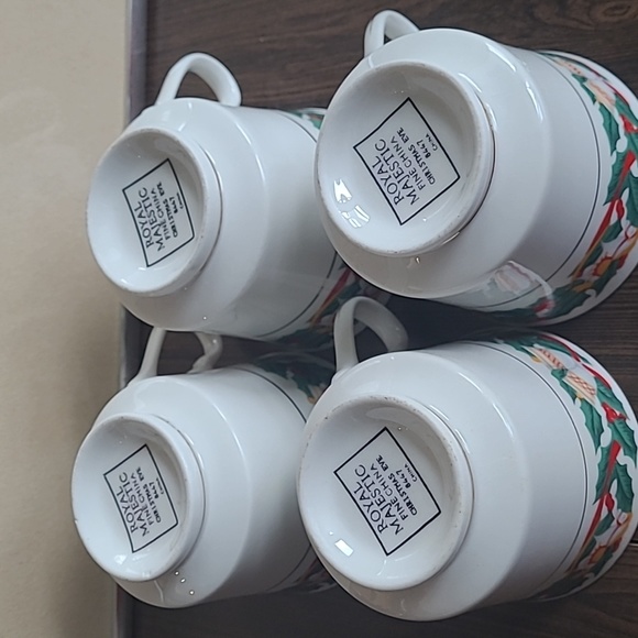 ROYAL MAJESTIC FINE CHINA 'CHRISTMAS EVE' TEA CUPS SET OF 4 - Picture 7 of 7